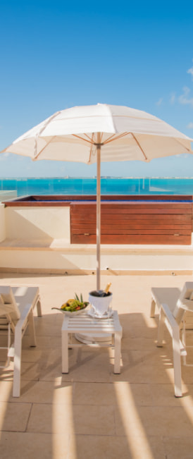 Table, hammocks and jacuzzi on the terrace