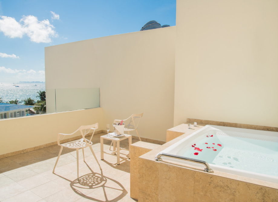 Terrace with jacuzzi of the Premium Suite Room