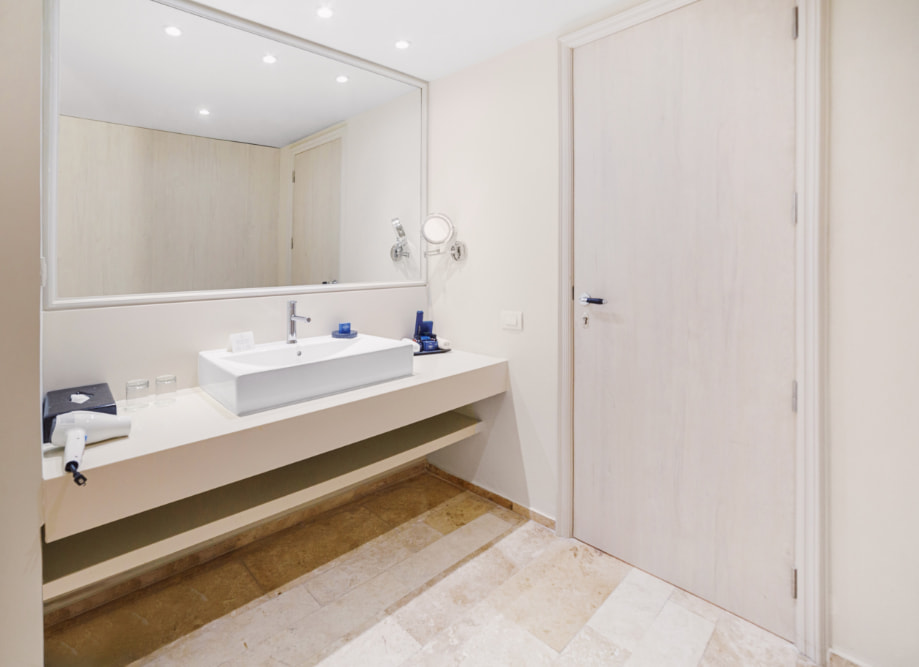 Washbasin with large mirror in the bathroom of the WOW Privilege room