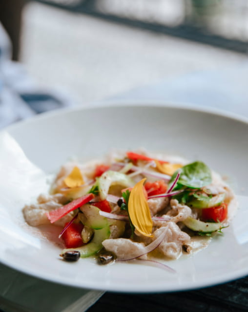 Pescado marinado con verduras