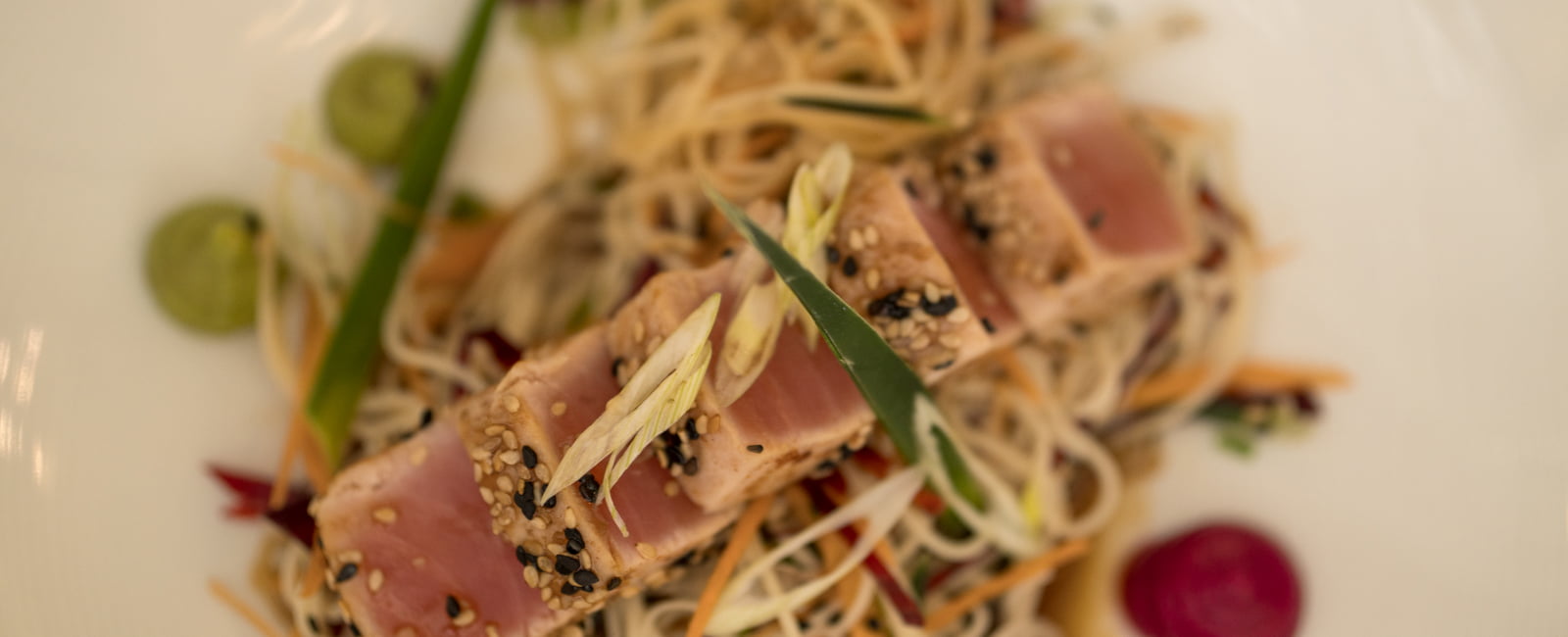 Piezas de pescado en sushi con ensalada asiática