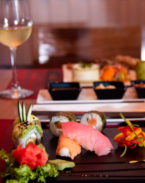 Sushi y vino servido en la mesa