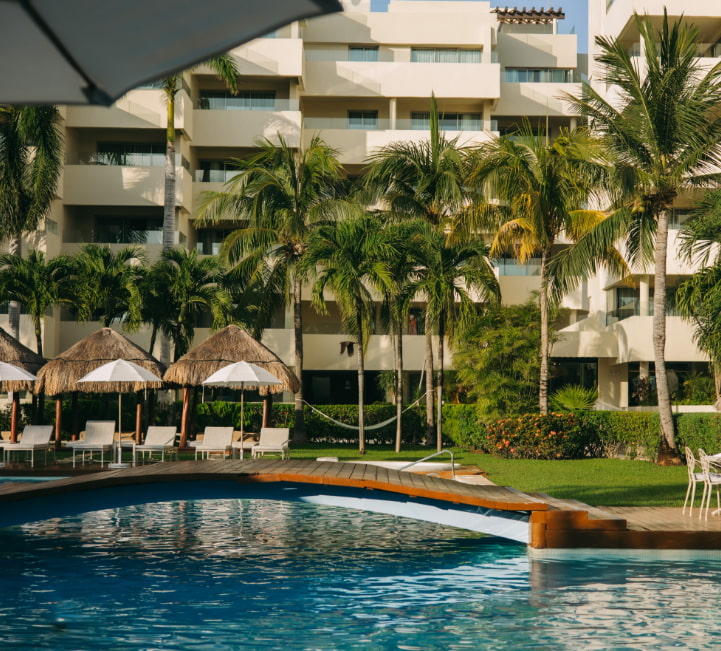 Swimming pool in the garden of the establishment