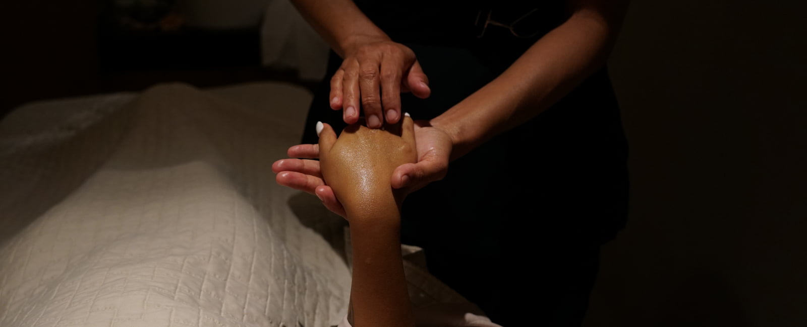 Mujer haciéndose un masaje en la mano