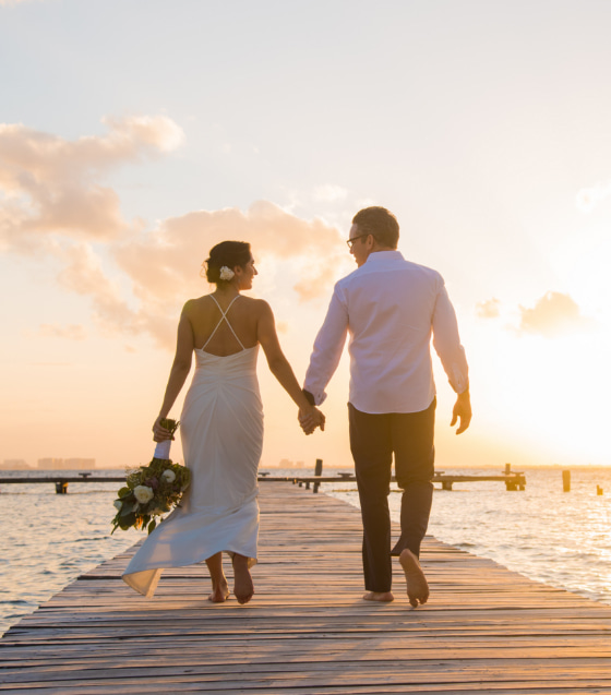 Novios con vestido y traje de boda