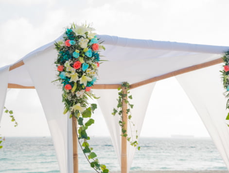 Altar with flowers facing the sea organized by Privilege Aluxes Hotel.