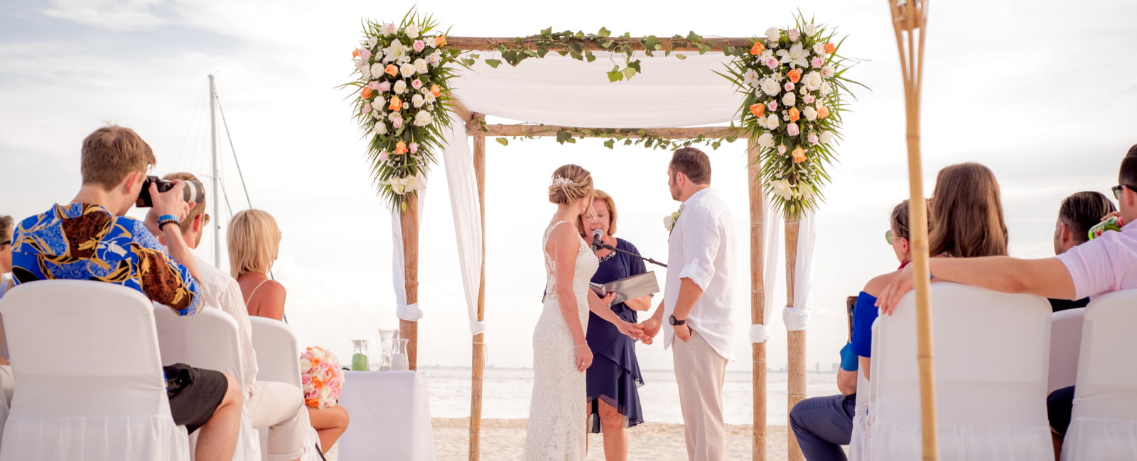 Ceremonia celebrándose con altar en la playa